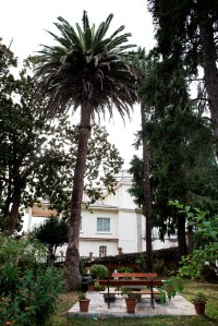 El Pazo se encuentra en el lugar de Bañobre, estando su origen vinculado a Juan Martínez Tenreiro y su esposa María Piñeiro de Lago, y habiendo sido cedido en el año 1940 por parte de los condes de Vigo a la comunidad de las Hijas de Mª Inmaculada para albergar un colegio.