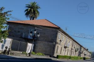 Este conjunto de ocho viviendas, dispuestas a lo largo de la carretera y frente a la Colegiata de Santa María de Adina, en Iria Flavia, fueron edificadas en 1790 para ser habitadas por los canónigos de la iglesia.