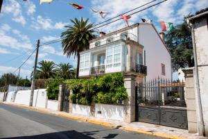 Magnífico ejemplo de vivienda burguesa situada en el lugar de O Seixo, Mugardos. Villa Mery es un inmueble cubicular, techado a dos aguas y dispuesto en tres plantas.