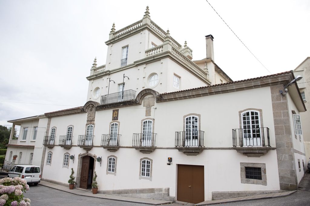 El Pazo se encuentra en el lugar de Bañobre, estando su origen vinculado a Juan Martínez Tenreiro y su esposa María Piñeiro de Lago, y habiendo sido cedido en el año 1940 por parte de los condes de Vigo a la comunidad de las Hijas de Mª Inmaculada para albergar un colegio.