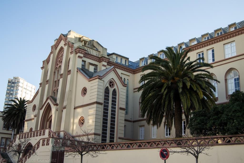 Ocupando uno de los extremos de la Ciudad Jardín el colegio, de estilo neogótico con clara influencia francesa, es obra del arquitecto Leoncio Bescansa. A pesar de las numerosas reformas el cuerpo central mantiene sus características originales.