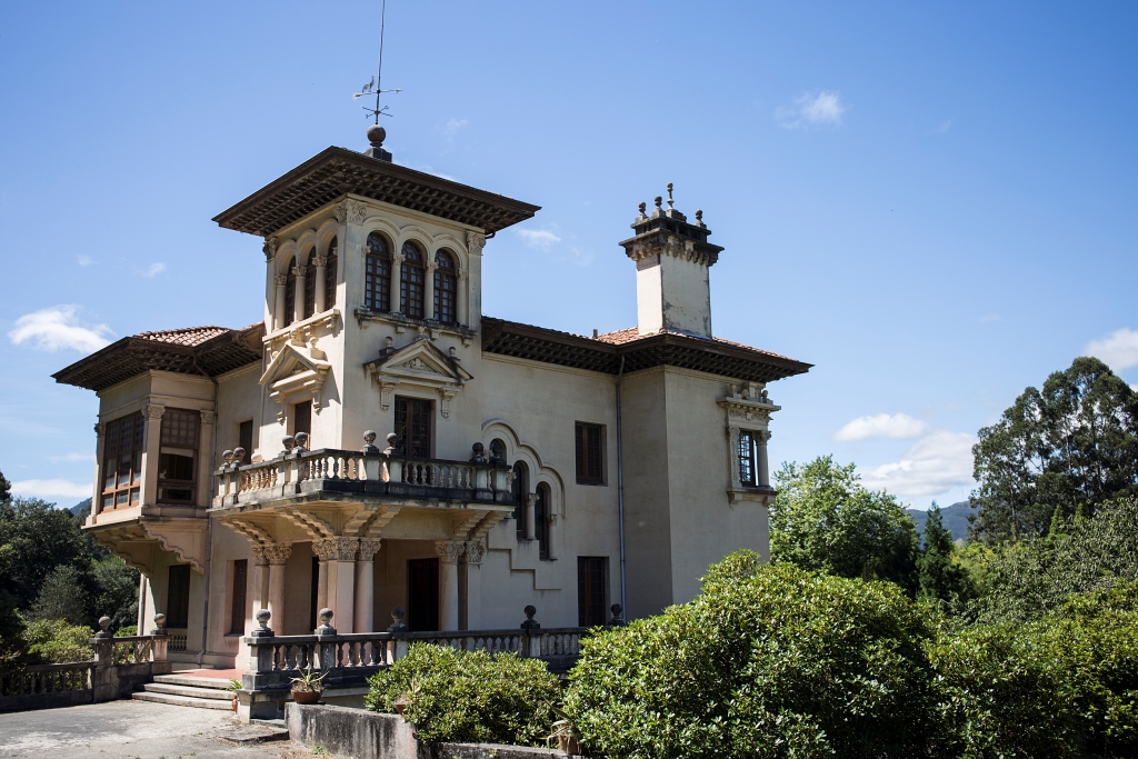 Nos encontramos ante uno de los mejores ejemplos de arquitectura indiana de Galicia, situado en la parroquia de Magazos. Promovida en el año 1927 por el emigrante en Cuba Antonio Pernas Corral, la vivienda es de estilo regionalista, constando de cuatro plantas.