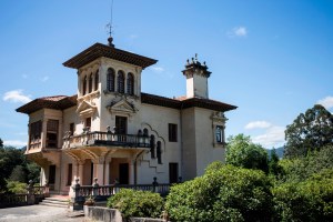 Nos encontramos ante uno de los mejores ejemplos de arquitectura indiana de Galicia, situado en la parroquia de Magazos. Promovida en el año 1927 por el emigrante en Cuba Antonio Pernas Corral, la vivienda es de estilo regionalista, constando de cuatro plantas.