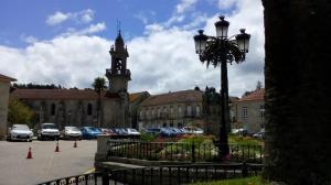 Ocupa este espacio el núcleo de la localidad junto con la contigua Plaza de España. Homenajea al sacerdote Domingo Blanco Lage, descubridor de las aguas de Mondariz hacia el año 1862.