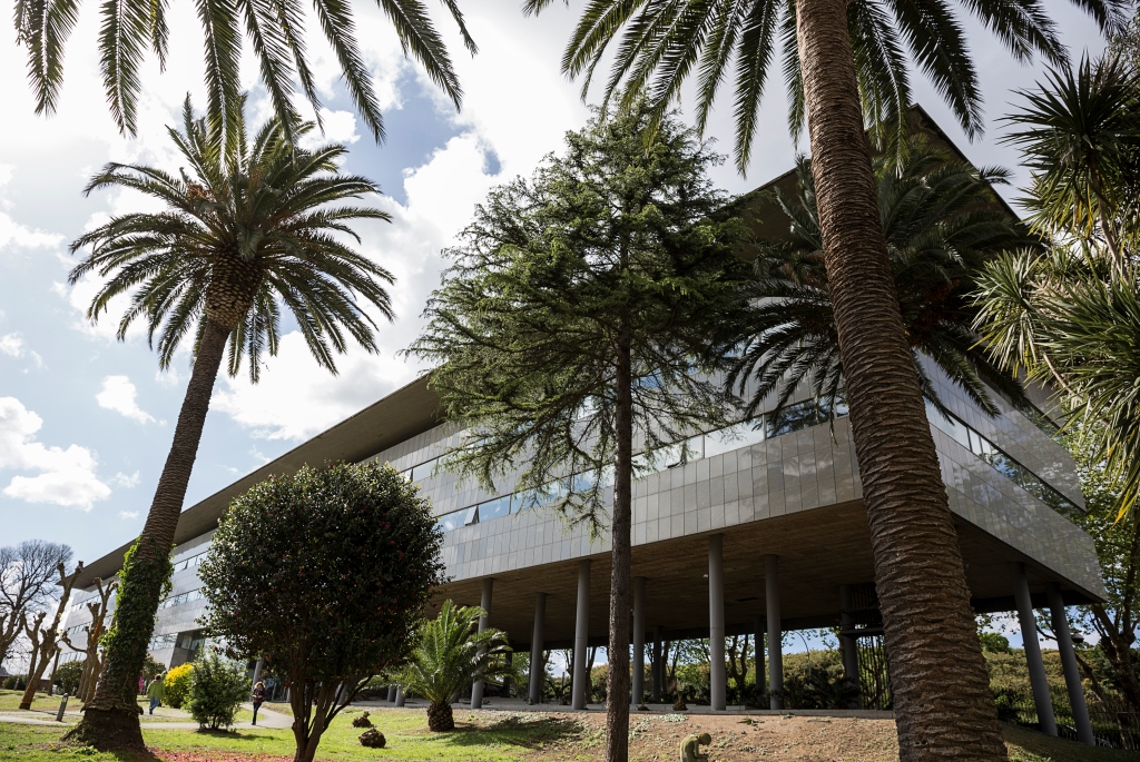 Las instalaciones se ubican sobre el antiguo lazareto, inaugurado en el año 1888. Actualmente y rodeados de un amplio parque se disponen la Batería de Oza, el Hospital de Oza, el Pabellón de Colonias y el Pabellón Quirúrgico Fernández Latorre, que componen un valioso conjunto.