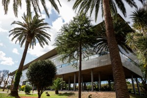 Las instalaciones se ubican sobre el antiguo lazareto, inaugurado en el año 1888. Actualmente y rodeados de un amplio parque se disponen la Batería de Oza, el Hospital de Oza, el Pabellón de Colonias y el Pabellón Quirúrgico Fernández Latorre, que componen un valioso conjunto.