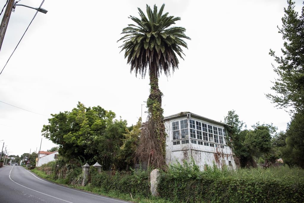 Nos encontramos ante una casa de campo de relativa sencillez, situada al pie de la carretera que une Oleiros y Sada, en la parroquia de Osedo.