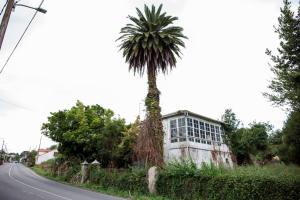 Nos encontramos ante una casa de campo de relativa sencillez, situada al pie de la carretera que une Oleiros y Sada, en la parroquia de Osedo.