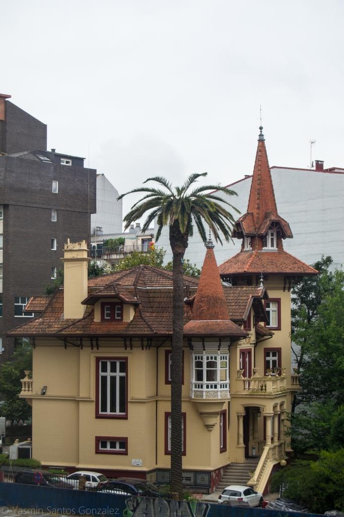 En 1913 el indiano Camilo Teijeiro Marín encargaba la construcción de una lujosa residencia a José Franco Montes.