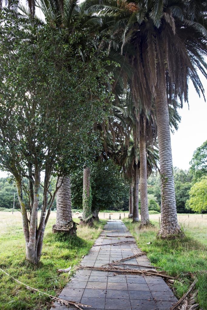 Se encuentra este pazo en el corazón de la parroquia de Couzadoiro, lugar que destaca por el fuerte movimiento migratorio sufrido y los numerosos indianos retornados.