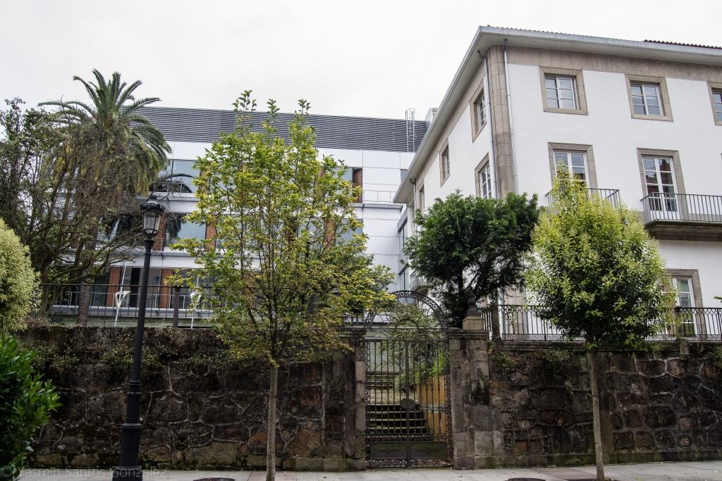 En la rúa López Mora, carretera de asentamiento de otras villas indianas cercanas, como el Chalé El Pilar o la Villa Rosendo Silva se encuentra la actual comisaría. Hasta 1987 este edificio funcionaba como Hospital Militar, si bien es probable que antes fuera una villa particular, edificada hacia finales del siglo XIX o primeros del XX.
