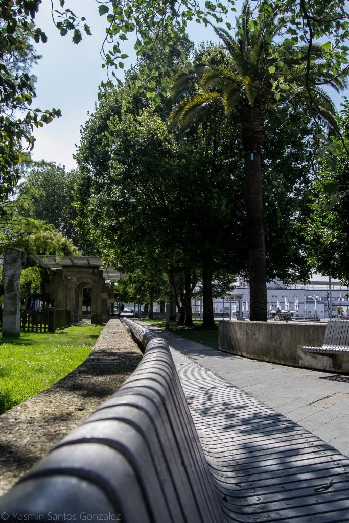 La historia de los Jardines de As Avenidas comienza a finales del siglo XIX cuando la Junta de Obras del Puerto edifica en el relleno del Arenal su nueva sede administrativa, rodeada de un espacio ajardinado.