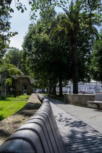 La historia de los Jardines de As Avenidas comienza a finales del siglo XIX cuando la Junta de Obras del Puerto edifica en el relleno del Arenal su nueva sede administrativa, rodeada de un espacio ajardinado.
