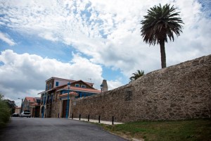 Se encuentra esta propiedad junto a la pista del aeropuerto de Alvedro y ante la carretera nacional.