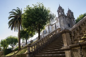 A principios del siglo XX la capital de Galicia expande su entramado urbano hacia el sur, mediante la apertura de calles como Senra, Hórreo o Carreira do Conde, avenidas que son ejecutadas con todo el cuidado y por donde la población de la ciudad vieja acostumbra a pasear.