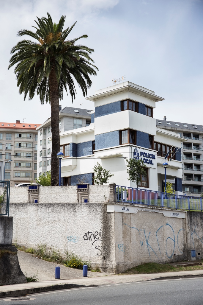 Localizada en A Corveira, Villa Lucinda es uno de los mejores ejemplos de arquitectura racionalista del concello, con elementos decorativos propios del Art Decó, habiendo sido diseñada por Santiago Rey Pedreira y José Caridad Mateo en los años treinta del siglo pasado.