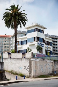 Localizada en A Corveira, Villa Lucinda es uno de los mejores ejemplos de arquitectura racionalista del concello, con elementos decorativos propios del Art Decó, habiendo sido diseñada por Santiago Rey Pedreira y José Caridad Mateo en los años treinta del siglo pasado.