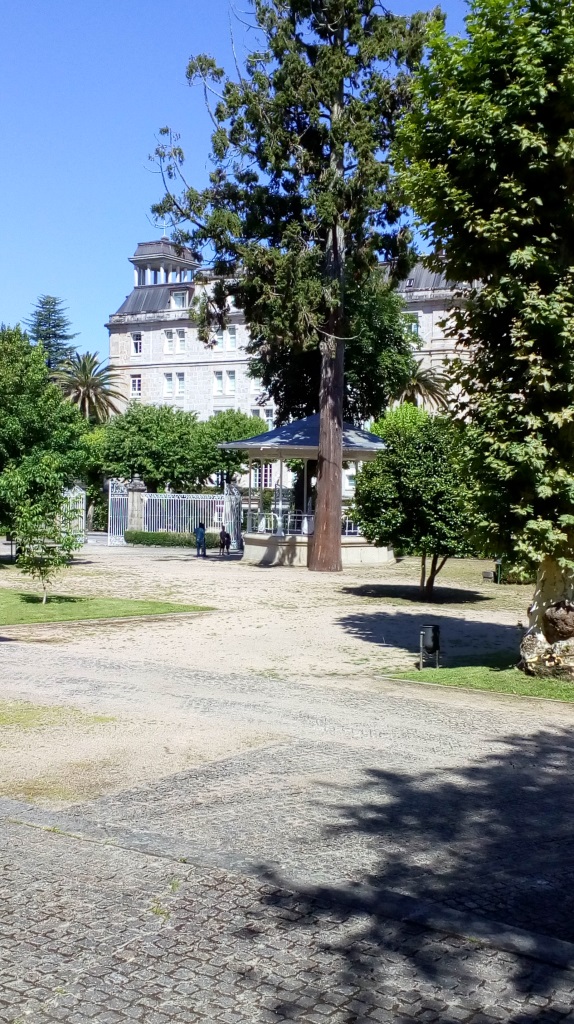 En 1872 se descubre la Fuente da Gándara y el empresario Ramón Peinador Vela solicita la declaración de utilidad pública de sus aguas, que llega al año siguiente. Pronto la fábrica de aguas de los hermanos Enrique y Ramón Peinador Vela embotellará a pleno rendimiento, tomando un nuevo rumbo la actividad con la apertura de la casa de baños en 1880.