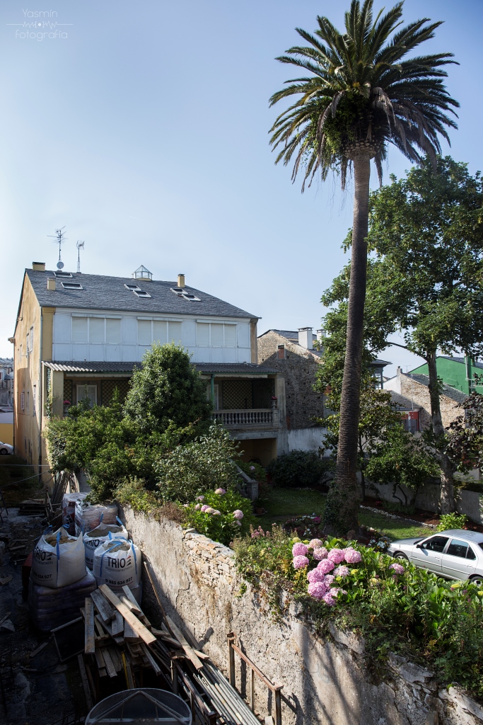 En el centro de la villa de Ribadeo, muy próxima a la Fonte dos Catro Canos se encuentra esta casa de grandes dimensiones, propiedad de los Miranda, familia de honda raigambre ribadense.