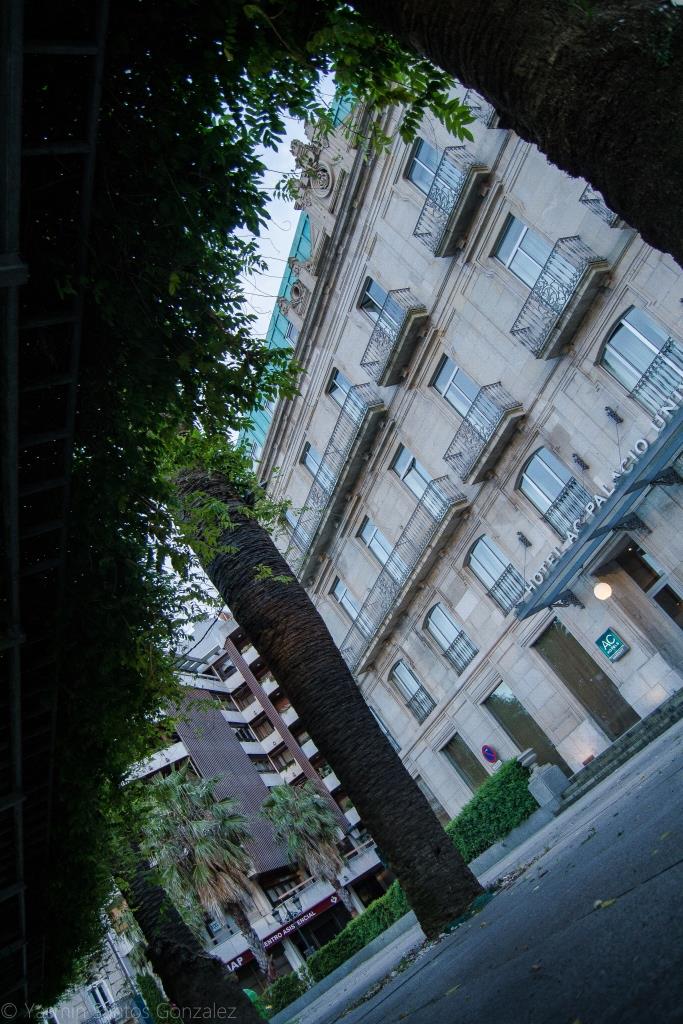 La construcción del inmueble fue promovida por el constructor vigués Benito Gómez González, padre de los célebres arquitectos Benito y Manuel Gómez Román.