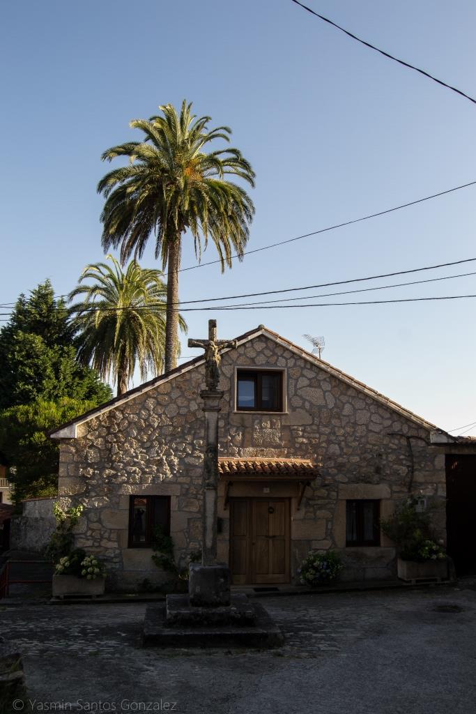 Ocupa esta propiedad una importante extensión en la rúa Porto, a las afueras de Vilagarcía de Arousa. La vivienda principal da a la carretera, teniendo frente a ella un cruceiro y al lado un lavadero, que podrían ser fundaciones realizadas por los propietarios de la finca.