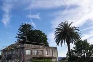 Junto a la carretera que comunica Bueu con Cangas do Morrazo se levanta esta casa cuyos propietarios originales parece llegaron desde Argentina.