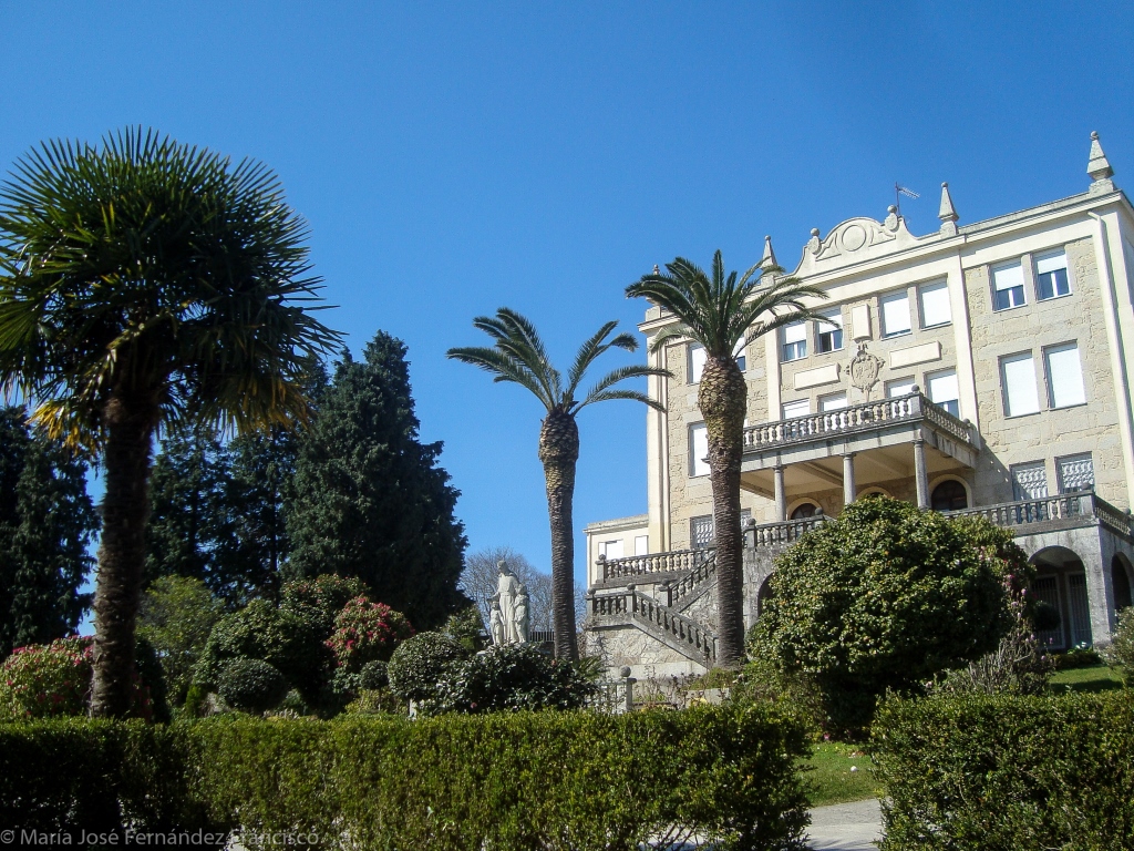 La escalinata de la fachada sur así como la gran terraza se construyeron en 1953 con el diseño de Francisco Castro Represas, mientras que la estatua del fundador de la orden marista, san Marcelino Champagnat, fue erigida tres años más tarde.