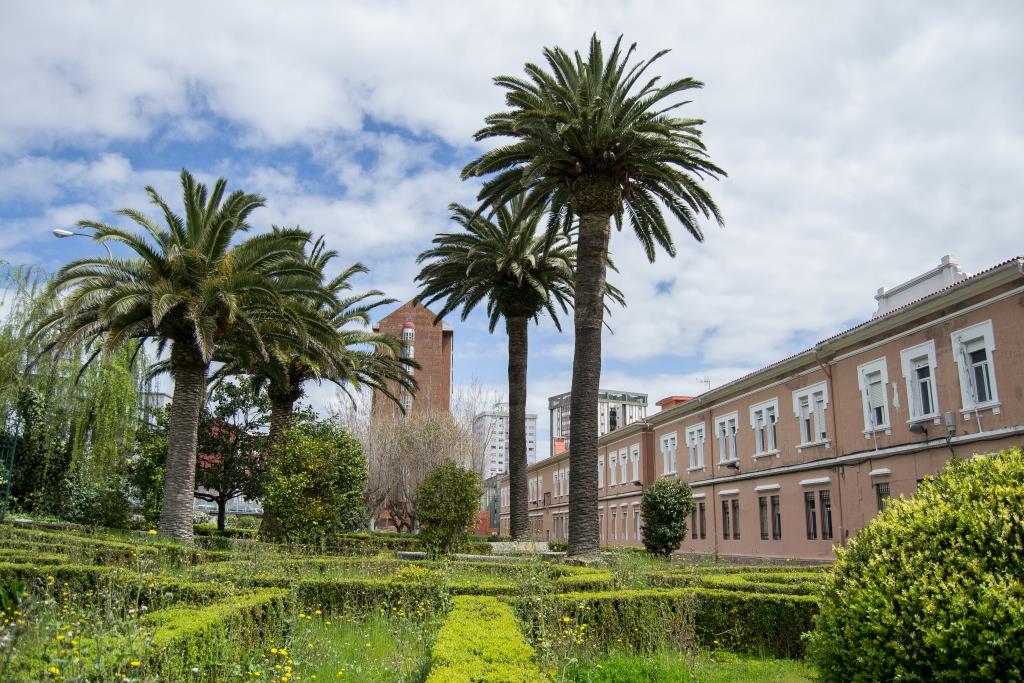 La antigua Casa Cuna de A Coruña es un centro dependiente de la Diputación que funciona como Hogar Infantil y Centro de Día, dedicado a la atención de menores entre 0 y 12 años.