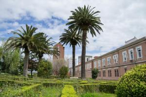 La antigua Casa Cuna de A Coruña es un centro dependiente de la Diputación que funciona como Hogar Infantil y Centro de Día, dedicado a la atención de menores entre 0 y 12 años.