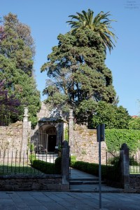 El templo gótico fue erigido en la primera mitad del siglo XIV sobre uno anterior de orden románico y reducido tamaño, siendo consagrado en 1327.