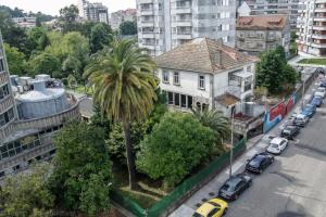 A la propiedad se accedía por una puerta de piedra, que el concello traslada a la plaza de Santa Rita al abrir la calle Puerto Rico.