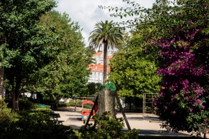 Los actuales jardines se asientan sobre la antigua parte norte del parque del Marqués de Figueroa, reservada en 1911 para la construcción de un inmueble.