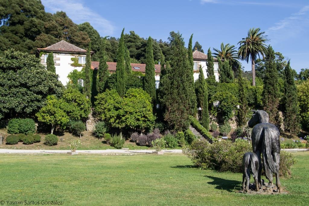 Ubicado muy próximo a la desembocadura del río que le da nombre, en la parroquia de Cando, el majestuoso edificio fue levantado a mediados de los años veinte por emigrantes que habían hecho fortuna en Portugal.