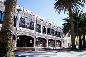 Construido en 1912 en un lenguaje modernista el pabellón, símbolo de la arquitectura herculina, fue ampliado en estilo Art Déco y modificado varias veces, destacando especialmente su estructura metálica. Su autor es el arquitecto Rafael González Villar.