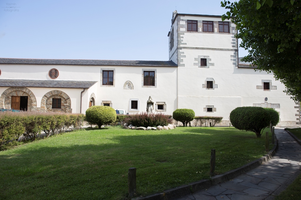 Situado en pleno centro de la villa, muy próximo al ayuntamiento, el origen de la propiedad es un beaterio del siglo XI, transformado en convento en 1366.