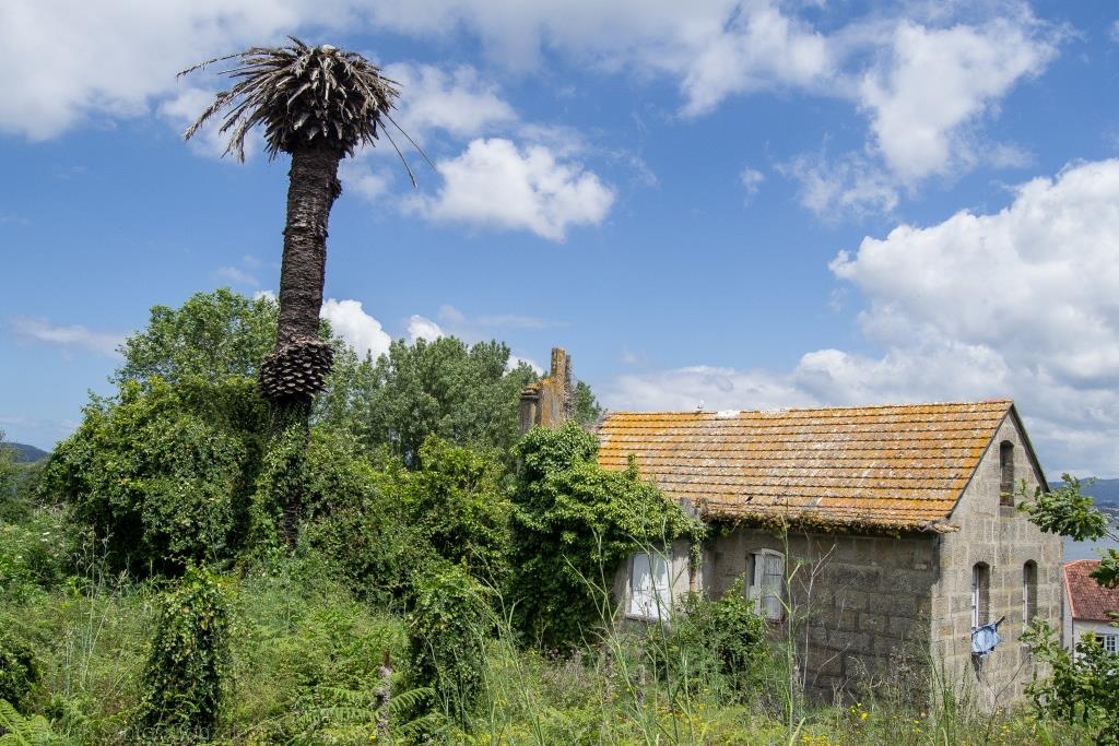 Próxima al Museo del Mar, en Alcabre, la vivienda se halla en un estado de franco abandono. Su origen se remonta a finales del siglo XIX o principios del XX, cuando el indiano Antonio Comesaña regresa soltero y con un pequeño capital a su lugar de nacimiento.