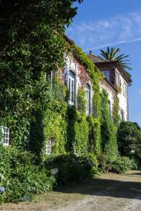 Ubicado muy próximo a la desembocadura del río que le da nombre, en la parroquia de Cando, el majestuoso edificio fue levantado a mediados de los años veinte por emigrantes que habían hecho fortuna en Portugal.