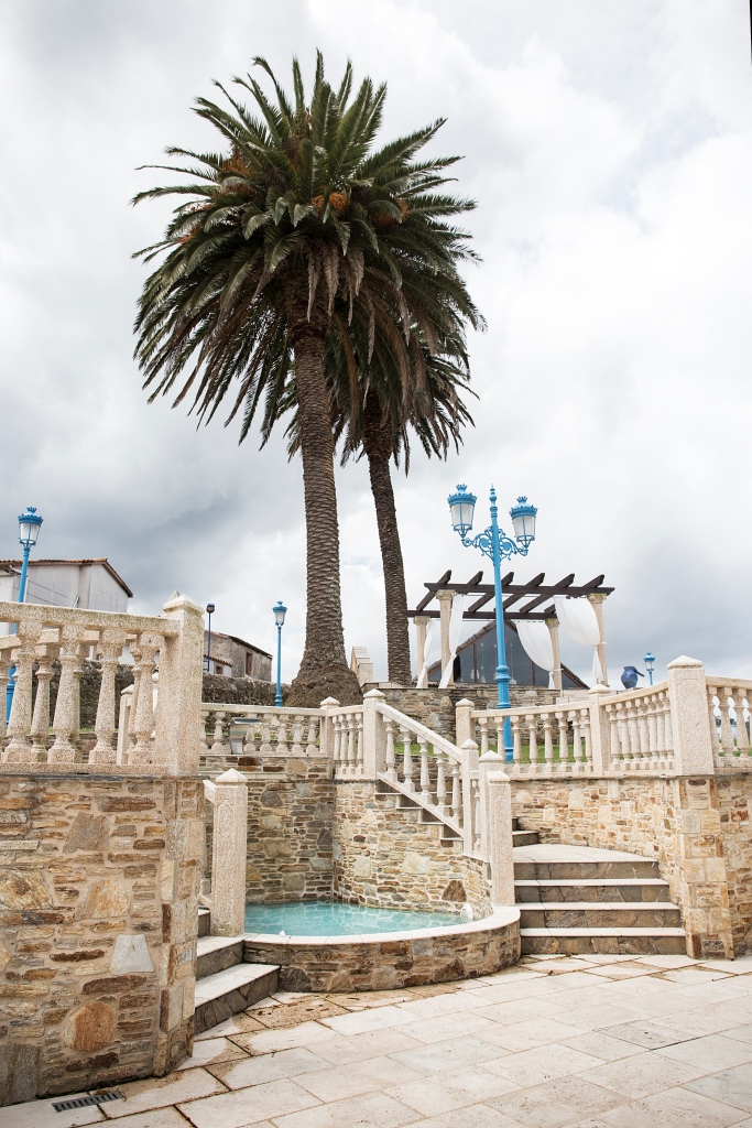 Se encuentra esta propiedad junto a la pista del aeropuerto de Alvedro y ante la carretera nacional.