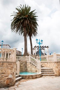 Se encuentra esta propiedad junto a la pista del aeropuerto de Alvedro y ante la carretera nacional.