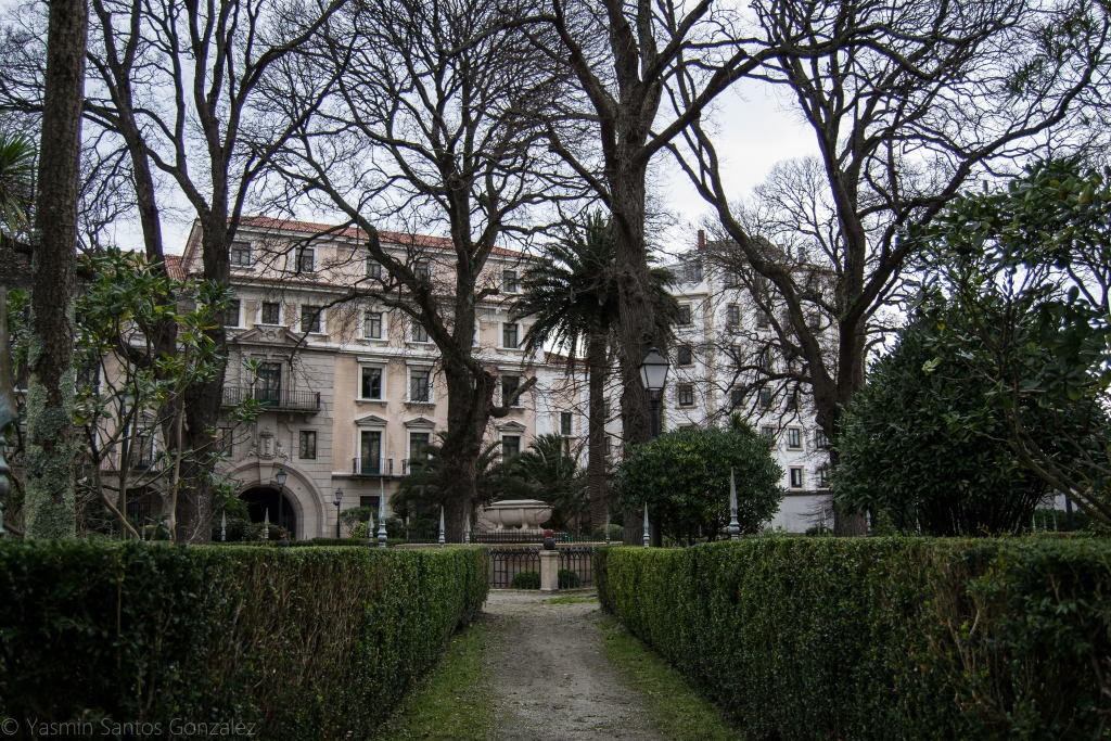 Antiguo baluarte defensivo, su aspecto actual data de 1834, estando presidido el conjunto por el monumento funerario a sir John Moore.
