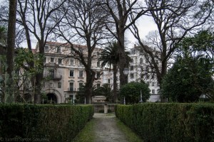 Antiguo baluarte defensivo, su aspecto actual data de 1834, estando presidido el conjunto por el monumento funerario a sir John Moore.