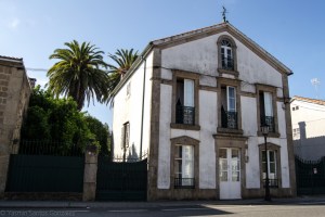 Se alinea esta vivienda en la rúa Vicente Ramos, indiano cuya villa se encuentra a pocos metros de esta.