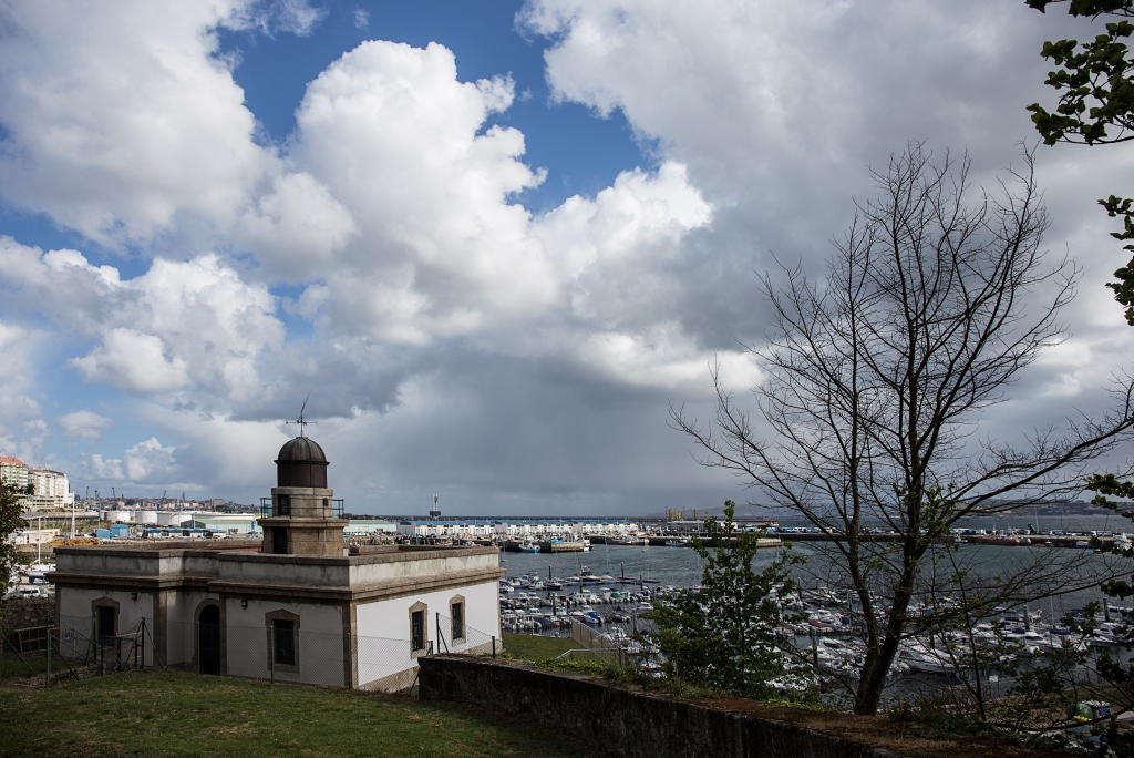 Las instalaciones se ubican sobre el antiguo lazareto, inaugurado en el año 1888. Actualmente y rodeados de un amplio parque se disponen la Batería de Oza, el Hospital de Oza, el Pabellón de Colonias y el Pabellón Quirúrgico Fernández Latorre, que componen un valioso conjunto.
