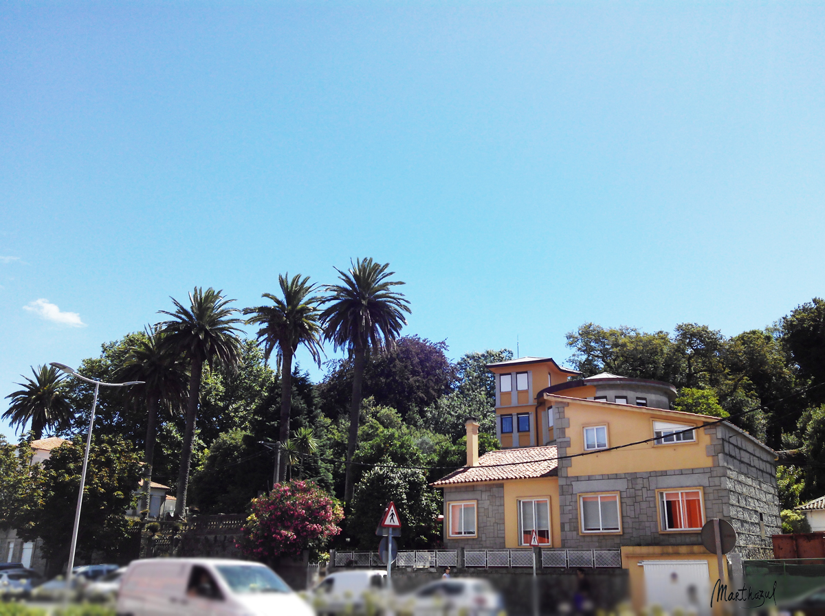 Estamos ante una edificación relativamente moderna ubicada junto al mar en la Avenida Valle Inclán, muy próxima al casco urbano de Vilagarcía de Arousa.