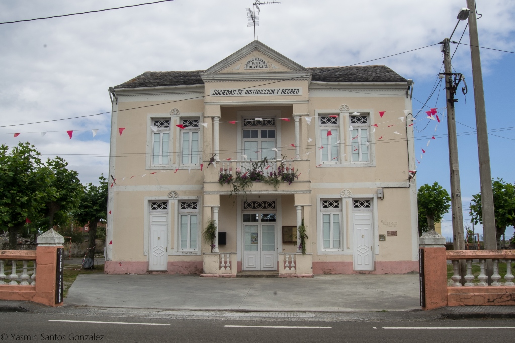 Conjunto formado por varios inmuebles independientes, incluyendo una villa que sirve de centro social, dos pabellones para las escuelas de niñas y niños, un patio, un escenario o baños.