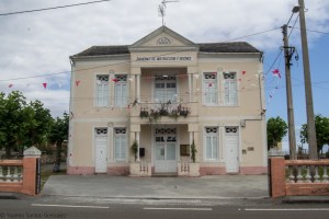 Conjunto formado por varios inmuebles independientes, incluyendo una villa que sirve de centro social, dos pabellones para las escuelas de niñas y niños, un patio, un escenario o baños.