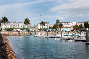 La construcción de este espacio está asociada a Julio Dávila Díaz, geógrafo y escritor emigrado en Uruguay y Argentina.