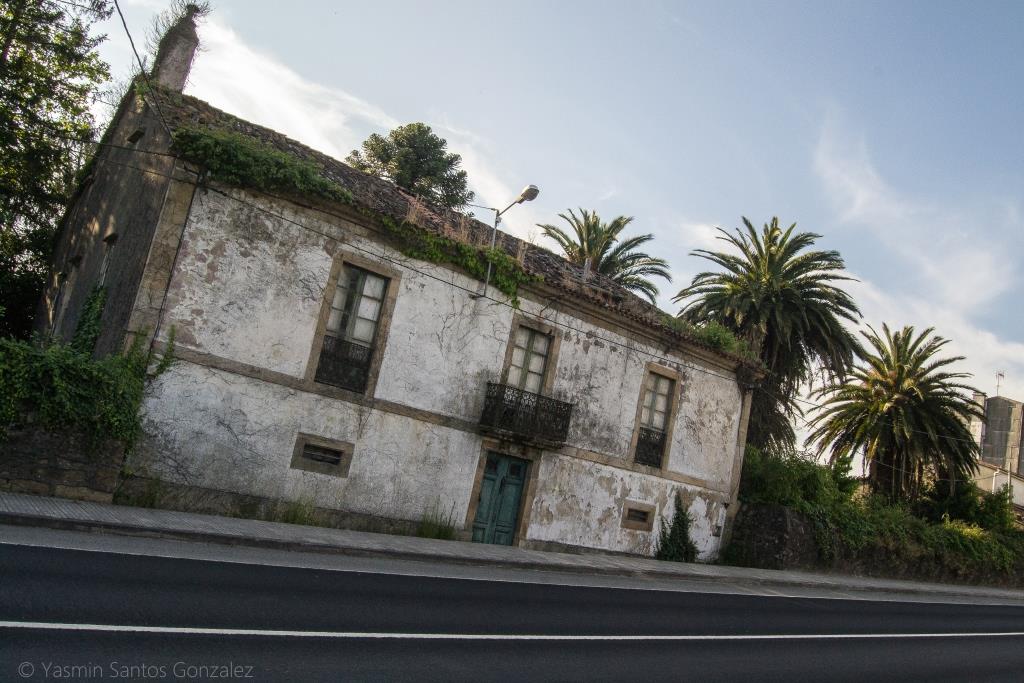 Se yergue este inmueble junto a la carretera nacional, cuya ampliación parece haberle afectado en parte. El volumen se distribuye a lo largo de su planta rectangular en semisótano, primer piso y bajocubierta.