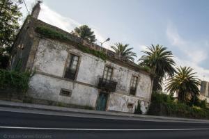 Se yergue este inmueble junto a la carretera nacional, cuya ampliación parece haberle afectado en parte. El volumen se distribuye a lo largo de su planta rectangular en semisótano, primer piso y bajocubierta.