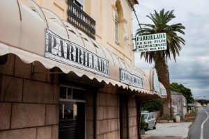 Se encuentra muy deteriorada esta vivienda desde el punto de vista estético dadas las reformas sufridas. Ubicada al pie de la carretera, la casa original es un pequeño espacio rectangular de dos plantas que hoy por hoy funciona como parrillada.